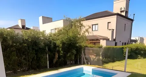 Jardín con pileta