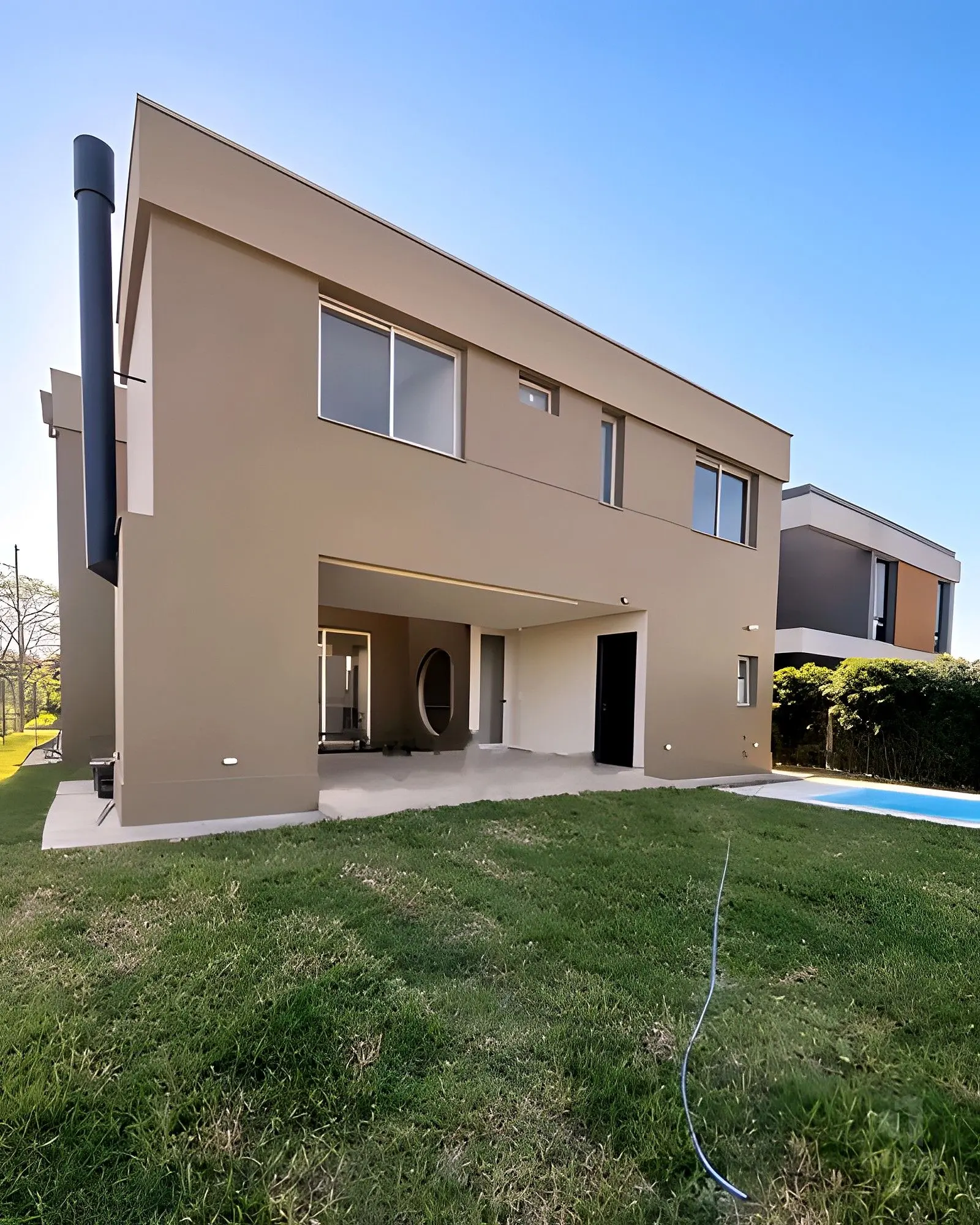 Frente de la casa a estrenar en dos plantas, Alto Verde III
