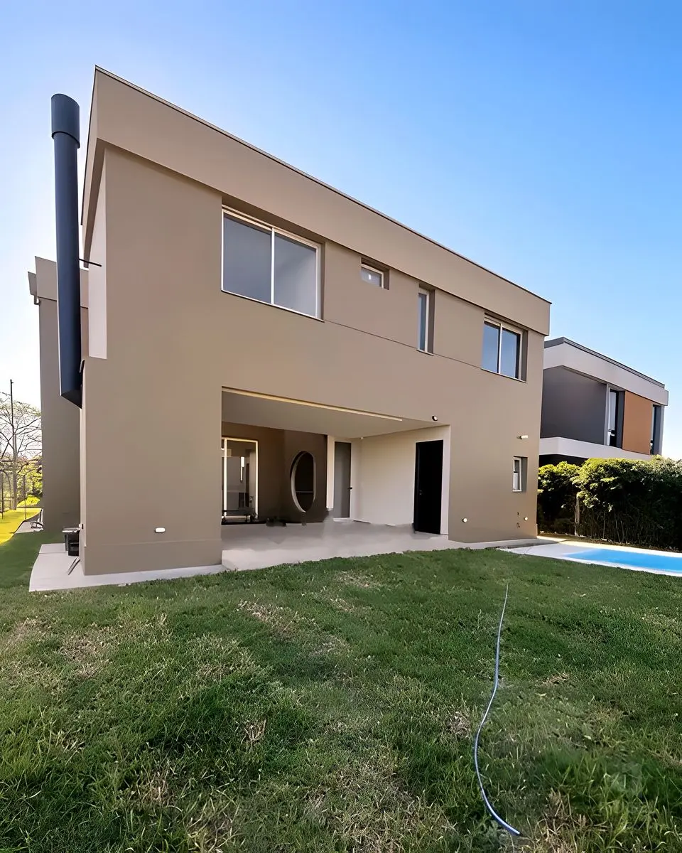 Frente de la casa a estrenar en dos plantas, Alto Verde III