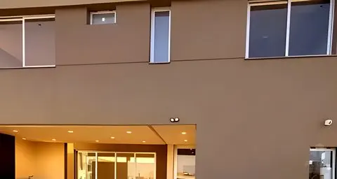 Fachada posterior con galería