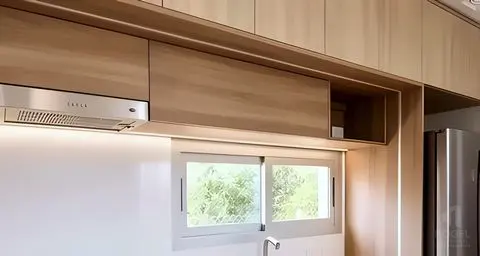 Cocina con muebles de madera