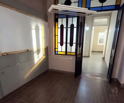 Pasillo con vitral
