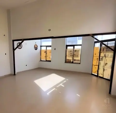 Salón del local con vidrieras