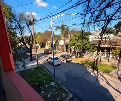 Balcón con vista a la calle arbolada