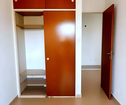 Dormitorio con placard