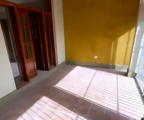 Galería con piso cerámico y aberturas de madera