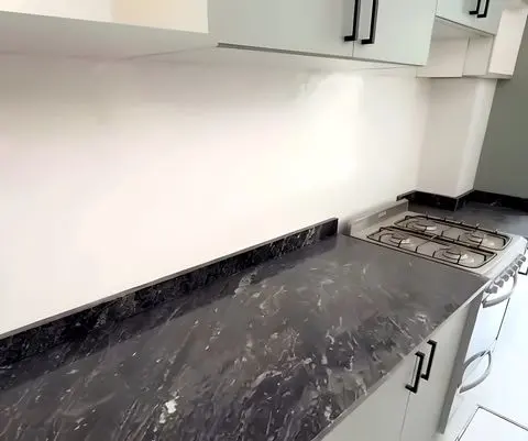 Cocina con mesada de granito