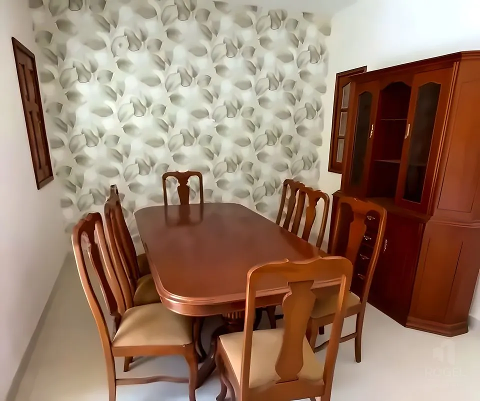 Comedor con mesa de madera y vajillero