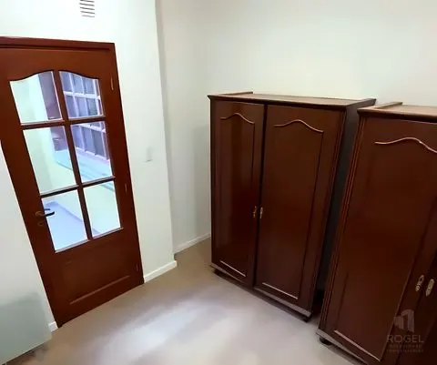 Dormitorio con placard de madera