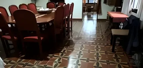 Comedor con piso de mosaico