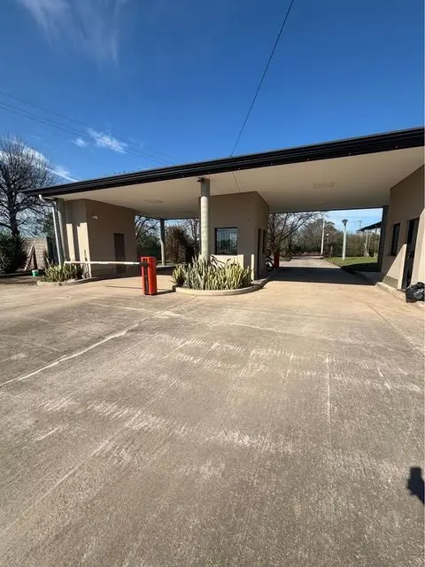 Portería y acceso controlado del barrio